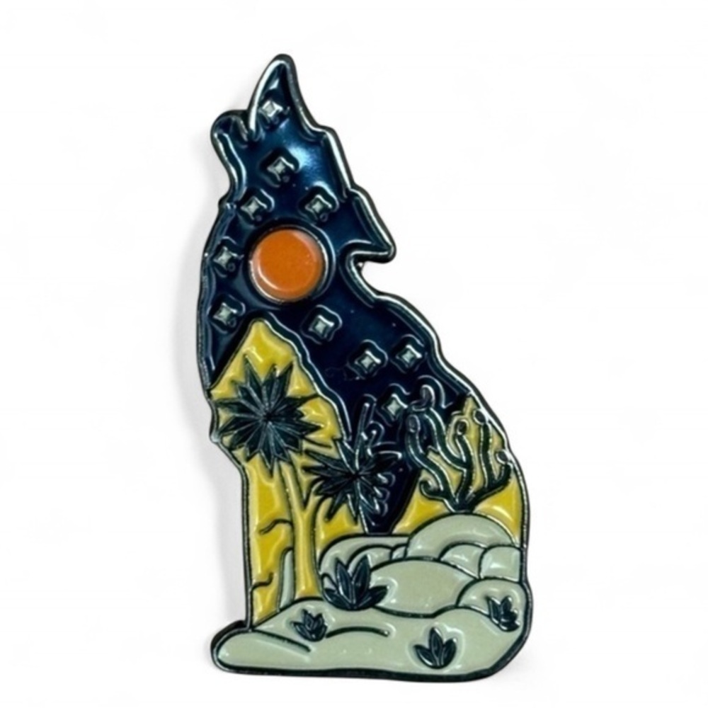 Howling Desert Wolf Pin Metal Enamel Lapel Pin